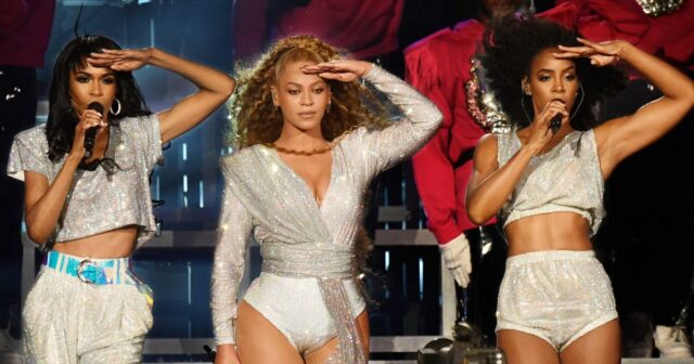 Os cantores Kelly Rowland, Beyonce e Michelle Williams, do Destiny's Child Act, durante o show de médio porte do Pepsi Super Bowl XLVII em Mercedes-Benz Superdome em 3 de fevereiro de 2013 em Nova Orleans, Louisiana.