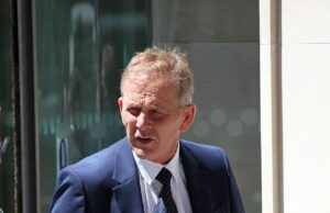 O filho de King de Bot Milionaire Boot King está lutando contra o limpador que se casou com o pai por causa da propriedade de 43 milhões de libras em que ela permaneceu – alegando que a demência de magnatas era tão ruim que ele estava dirigindo seu carro no filho Adam Scott, 62, retratado fora da Suprema Corte, foi cortado da vontade de seu pai depois que seu pai se casou