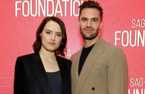 O filme de ficção de fãs de Star Vars ‘Reylo’ eleva Tom Bateman, homem de Daisi Ridley O filme de ficção de fãs de Star Vars 'Reylo' eleva Tom Bateman, homem de Daisi Ridley