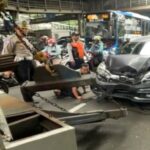O fortalecimento das colisões envolve placas oficiais do fortuner no leste de Yakarta, a polícia descarrega fatos chocantes