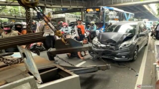O fortalecimento das colisões envolve placas oficiais do fortuner no leste de Yakarta, a polícia descarrega fatos chocantes

