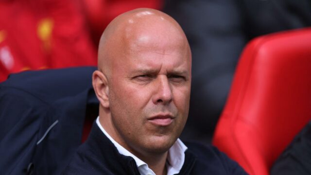 O gerente de slot do Liverpool Arne presta homenagem a Diogo Jota antes da partida de Preston

