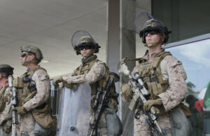 O governo Trump envia centenas de fuzileiros navais para a Flórida para ajudar a gelo O governo Trump envia centenas de fuzileiros navais para a Flórida para ajudar a gelo