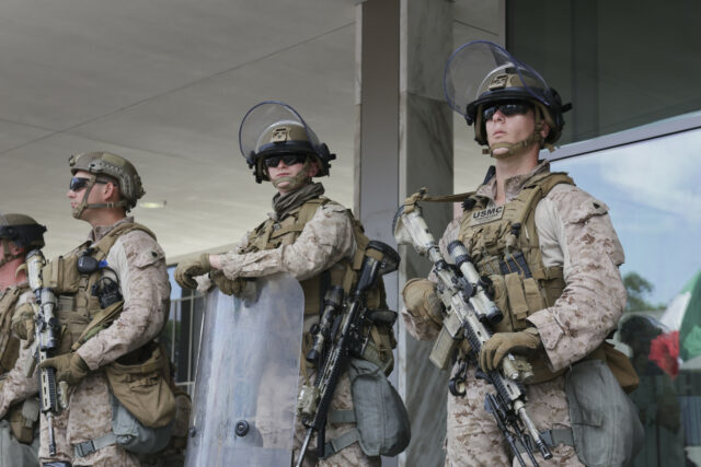 O governo Trump envia centenas de fuzileiros navais para a Flórida para ajudar a gelo

