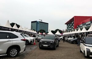 O governo pede aos fabricantes japoneses que não aumentem o preço dos carros. O governo pede aos fabricantes japoneses que não aumentem o preço dos carros.