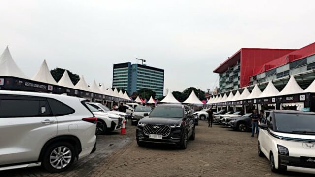 O governo pede aos fabricantes japoneses que não aumentem o preço dos carros.

