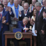 O 'grande e bonito Bill' de Donald Trump sofre um chute legal