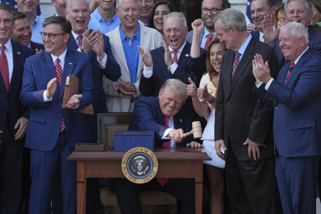 O 'grande e bonito Bill' de Donald Trump sofre um chute legal


