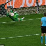 Hannah Hampton, que era famoso foi atingido por um nariz sangrento nas quartas de final contra a Suécia, foi o herói da Inglaterra contra a Espanha para mantê -los