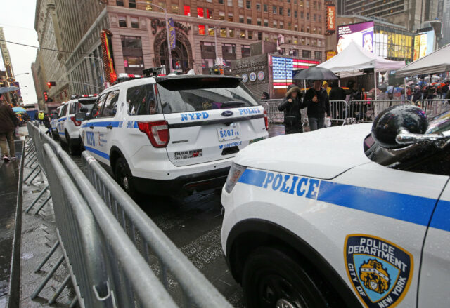 O homem acusou de torcer 10 veículos comutório em Brooklyn

