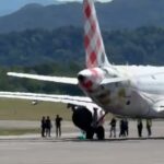 O filme da faixa parece mostrar as pessoas em torno da aeronave na época do acidente