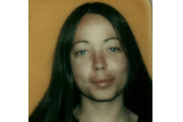 Teresa Peroni mostra esta foto sem data do sistema nacional para pessoas desaparecidas e não identificadas antes de desaparecer em 1983 (Namus sobre AP)