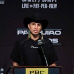 O campeão dos médios do WBC, Mario Barrios, fala em uma conferência de imprensa no MGM Grand Hotel & Casino em Nevada, Las Vegas, em 16 de julho de 2025. Cerca de quatro anos após a última luta, Barrios está planejado para defender seu título contra Manny Pacquiao, que anunciou sua aposentadoria em Mgm Grand Garden Arena em 19 de julho.