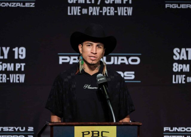 O campeão dos médios do WBC, Mario Barrios, fala em uma conferência de imprensa no MGM Grand Hotel & Casino em Nevada, Las Vegas, em 16 de julho de 2025. Cerca de quatro anos após a última luta, Barrios está planejado para defender seu título contra Manny Pacquiao, que anunciou sua aposentadoria em Mgm Grand Garden Arena em 19 de julho.