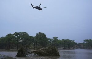 O inundação do rio do Texas mata 24 com dezenas mais varridas do acampamento de verão da menina quando os rostos da falta aparecem Pelo menos 24 pessoas foram mortas e pontos mais medos estão faltando depois que inundações históricas inundaram o condado de Kerr no Texas