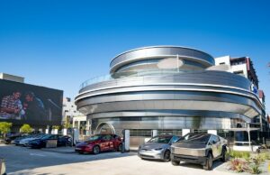 O jantar retro-futurístico de Tesla abre oficialmente enquanto Elon Musk se refere a mais locais O jantar retro-futurístico de Tesla abre oficialmente enquanto Elon Musk se refere a mais locais