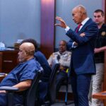 Duane Davis olha para trás durante uma audiência
