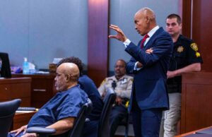 O juiz se recusa a oferecer a oferta do suspeito no assassinato de Tupac Shakurs por um novo julgamento em uma luta de prisão Duane Davis olha para trás durante uma audiência