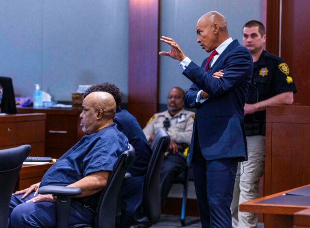 Duane Davis olha para trás durante uma audiência 