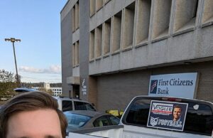 O legislador da Virgínia mergulhou com gás e iluminado no jornal onde trabalha pelo homem em “ataque pessoal” O vereador da cidade de Danville, J. Lee Vogler, 38, foi levantado para um centro de incêndio regional depois de ser incendiado em seu escritório na quarta -feira de manhã