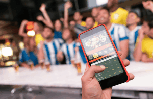 O legislador de Nova Jersey tenta proibir rapidamente apostas de micro jogo O legislador de Nova Jersey quer proibir rapidamente o micro jogo rápido. Pessoa que mantém um smartphone com uma apostas esportivas ao vivo -App Open, que mostra opções de apostas no futebol, enquanto um grupo incentiva os fãs empolgados em segundo plano em um bar.