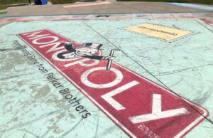 O maior conselho de monopólio do mundo para obter uma revisão urgentemente necessária O Sr. Monopoly está no monopólio do parque em San ...