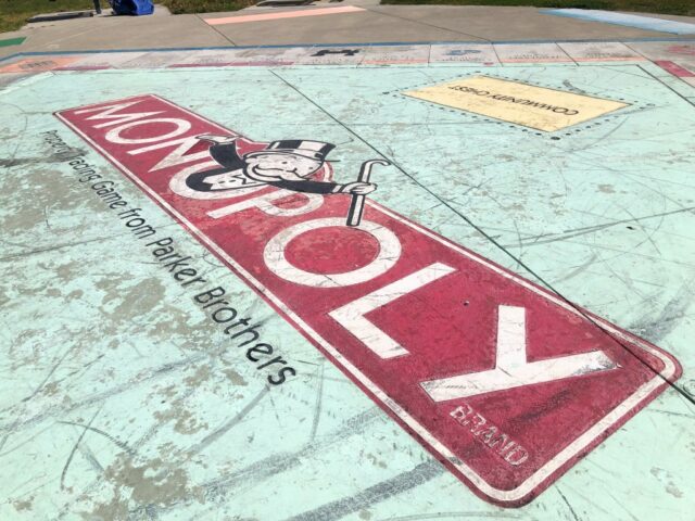 O Sr. Monopoly está no monopólio do parque em San ...