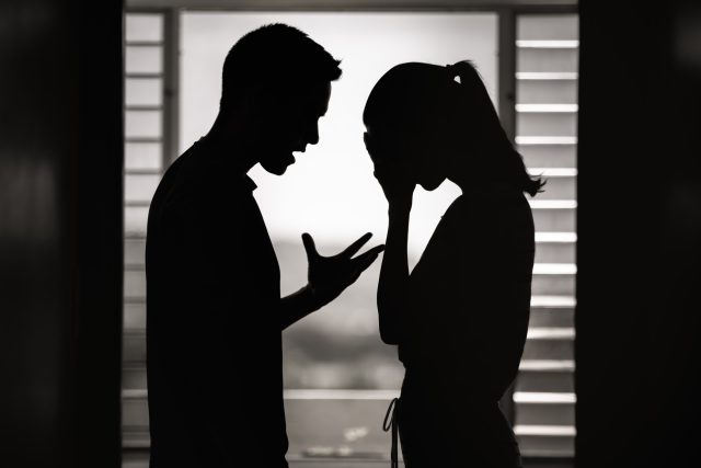 O marido bloqueia a esposa de uma vez com seu filho, o motivo

