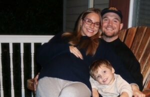 O marido de Emilie Kiser recomendou a posição de abuso infantil após a morte de seu filho Kyle Chrisley prendeu no meio dos pais Todd e Julie Chrisley