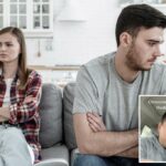 O jovem casal senta -se no sofá, cruzou as mãos, olhando para o outro.