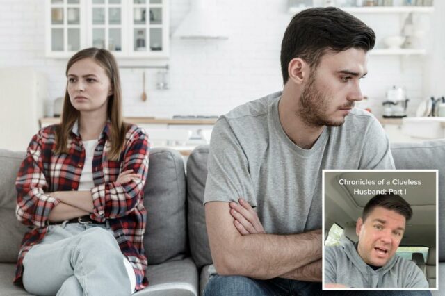 O jovem casal senta -se no sofá, cruzou as mãos, olhando para o outro.
