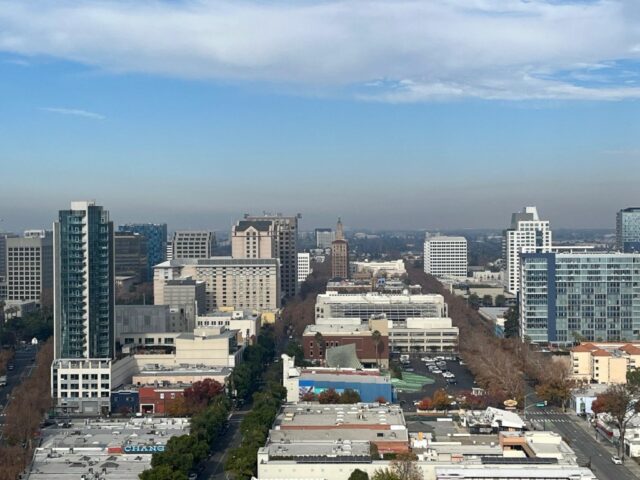 Uma vista de drones da torre de apartamentos do Atlas, à direita, e da Torre Tribune, no centro de Oakland, Califórnia, na quinta -feira, 8 de maio de 2025 (Jane Tyska/Bay Area News Group)