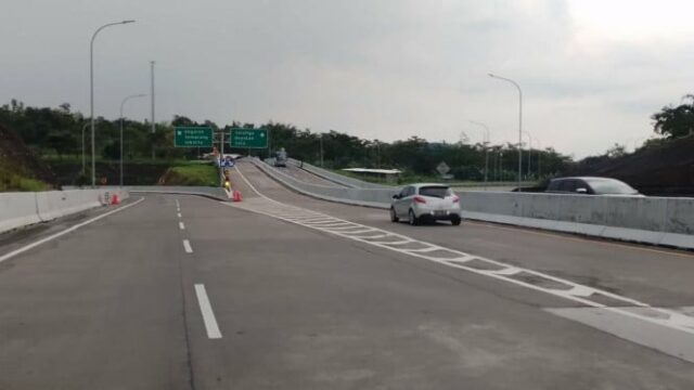 O microônibus mergulhou nos campos de arroz da estrada de pedágio de Semarang-Solo, um foi morto

