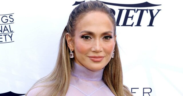 O mini vestido vermelho de Jennifer Lopez está exausto, mas esse aspecto semelhante de $ 45 não é

