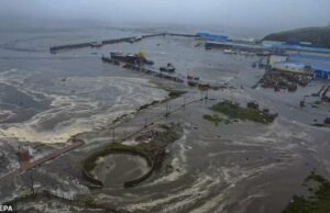 O mistério está crescendo em torno do estado da base de submarinos nucleares russos após o terremoto de 8,8 magnitude, levou uma longa península oriental O Ministério das Relações Exteriores emitiu um aviso urgente para os turistas a caminho de 15 grandes pontos turísticos após um enorme terremoto de 8,8 que derrotou a costa da Rússia na terça -feira