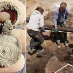 O misterioso assentamento do jovem de 1600 anos emerge do solo com achados raros de militares romanos