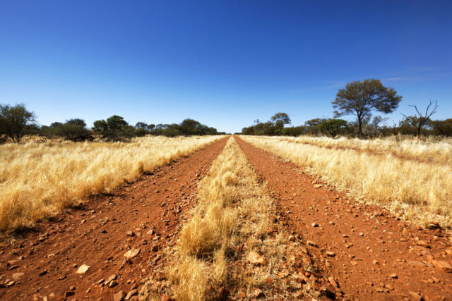 O mochileiro encontrou vivo após quase 2 semanas ausentes no Outback australiano

