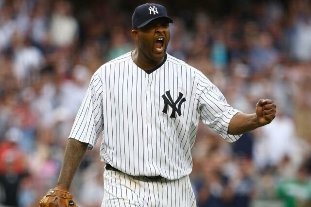 CC Sabathia #52 O New York Yankees fornece o arremesso na primeira rodada contra o Boston Red Sox em 23 de agosto de 2009 no Fenway Park, Boston, Massachusetts.  