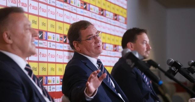 O novo treinador Jan Urban fez uma viagem a problemas na seleção polonesa

