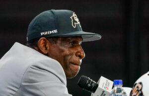 O orgulhoso treinador do pai Prime mantém sua palavra a seu filho Shilo Sanders e o Hall da Fama da Fama dá uma aparência saudável no campo de treinamento de Bucs March Madness Logo