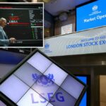 Interior da Bolsa de Londres com exibições de dados de mercado.