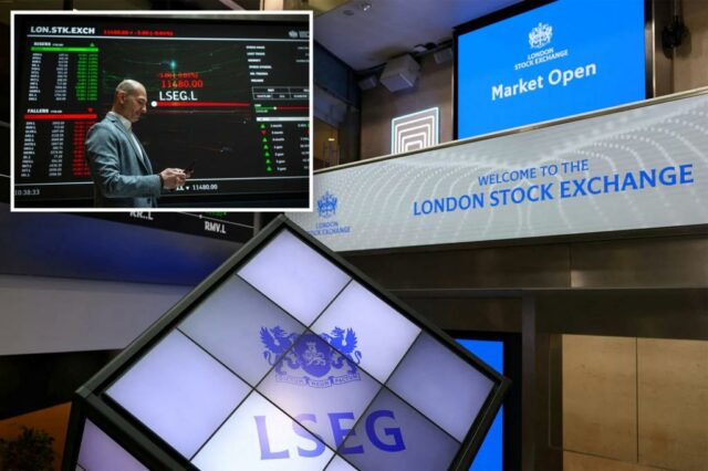 Interior da Bolsa de Londres com exibições de dados de mercado.