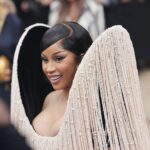 "O pássaro não é um acessório" - a internet reage ao Cardi B filtrando os paparazzi para evitar perturbar um corvo que ele carrega no Schiaparelli Show.