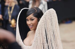 “O pássaro não é um acessório” – a internet reage ao Cardi B filtrando os paparazzi para evitar perturbar um corvo que ele carrega no Schiaparelli Show. "O pássaro não é um acessório" - a internet reage ao Cardi B filtrando os paparazzi para evitar perturbar um corvo que ele carrega no Schiaparelli Show.