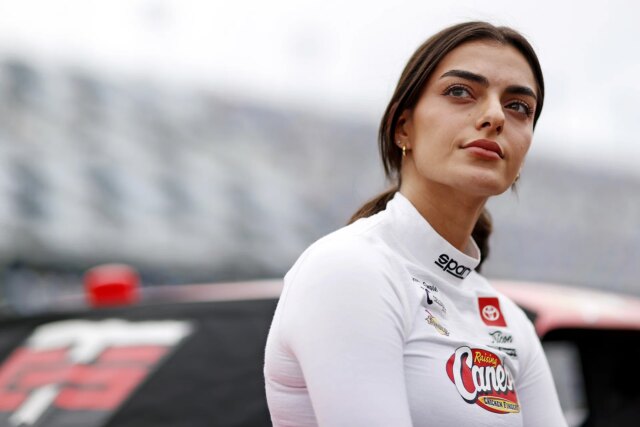 O piloto e modelo da NASCAR Toni Breididence competirá na American Egyptian Hole League para um propósito de caridade 

