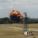 Um pequeno avião caiu e explodiu em uma bola de fogo depois de começar do aeroporto sul