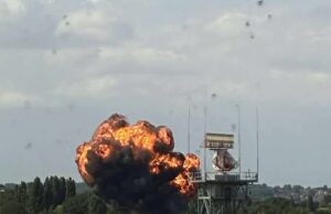 O planeta “acidente Momento após o início” no aeroporto de Southend Um pequeno avião caiu e explodiu em uma bola de fogo depois de começar do aeroporto sul