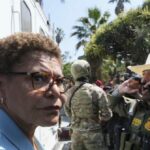 O prefeito de La Karen Bass Varace Palisades Anniversary para protesto anti-gelo