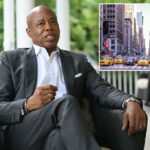 O prefeito Eric Adams fica na varanda.