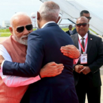 O presidente de Maldiev Mohamedu Mohamedu Modi recebe Modi com abraços quentes em um homem